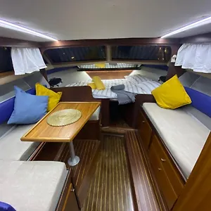  Bateau-hôtel Laura Boat